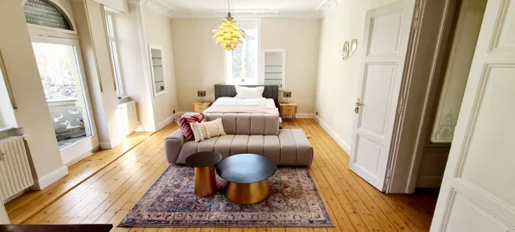 Beautiful and fully furnished apartment in castle-like villa