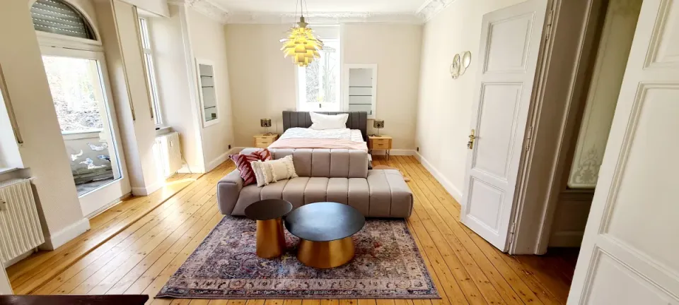 Beautiful and fully furnished apartment in castle-like villa
